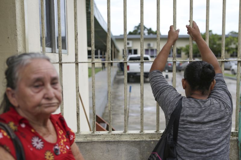 Rodinní příslušníci čekají před věznicí v Manaus, aby se dozvěděli jména vězňů, kteří zemřeli při vzpouře. Rodinní příslušníci čekají před věznicí v Manaus, aby se dozvěděli jména vězňů, kteří zemřeli při vzpouře.