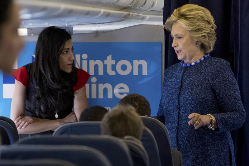 Hillary Clintonová (vpravo) na palubě svého letadla během prezidentské kampaně. Hillary Clintonová (vpravo) na palubě svého letadla během prezidentské kampaně.
