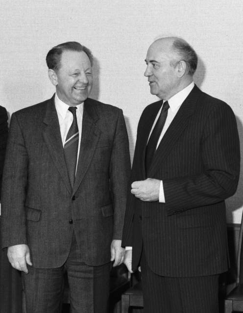 Miloš Jakeš a Michail Gorbačov během společného setkání v Moskvě v roce 1989.