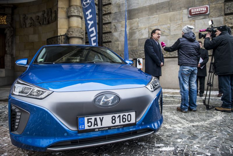 Vůz na elektrický pohon převzal ministr průmyslu a obchodu Jan Mládek.