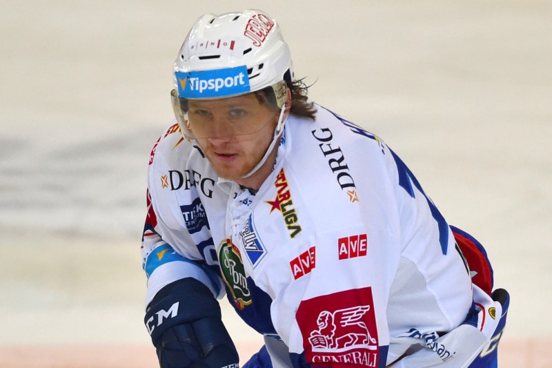 Útočník Komety Brno Martin Erat si v nedělním utkání hokejové extraligy s Libercem (3:0) zlomil zápěstí na levé ruce a čeká ho několikatýdenní pauza. Útočník Komety Brno Martin Erat si v nedělním utkání hokejové extraligy s Libercem (3:0) zlomil zápěstí na levé ruce a čeká ho několikatýdenní pauza.