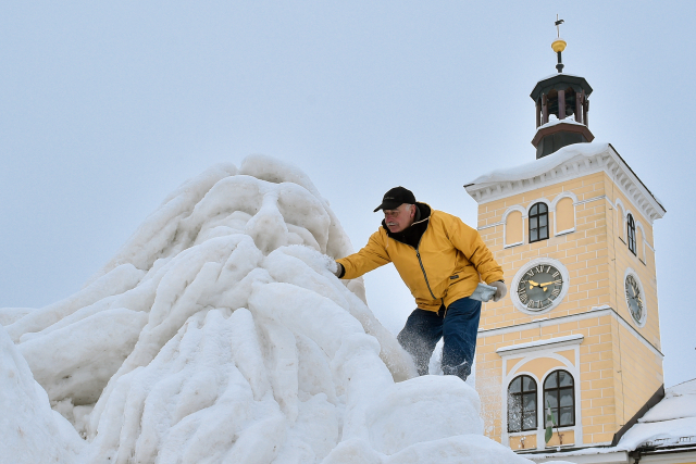 Obří sněhová socha Krakonoše patří mezi oblíbené turistické atrakce.