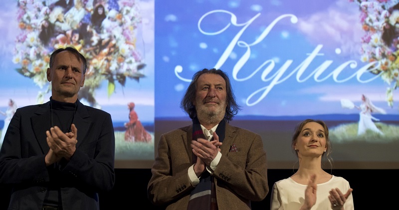 Zleva herci Marian Roden, Bolek Polívka a Klára Sedláčková-Oltová před projekcí filmu Kytice, která se konala 9. ledna v pražském kině Lucerna. Film, který natočil František Antonín Brabec na motivy hororových balad Karla Jaromíra Erbena, byl po 16 letech obrazově i zvukově remasterován.