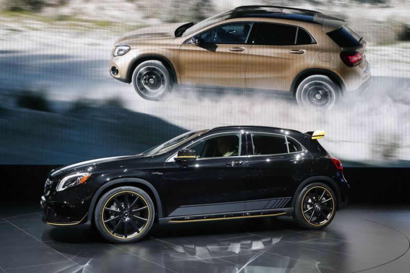 Značka Mercedes-Benz vystavuje na detroitském autosalonu model AMG GLA 45 4Matic.