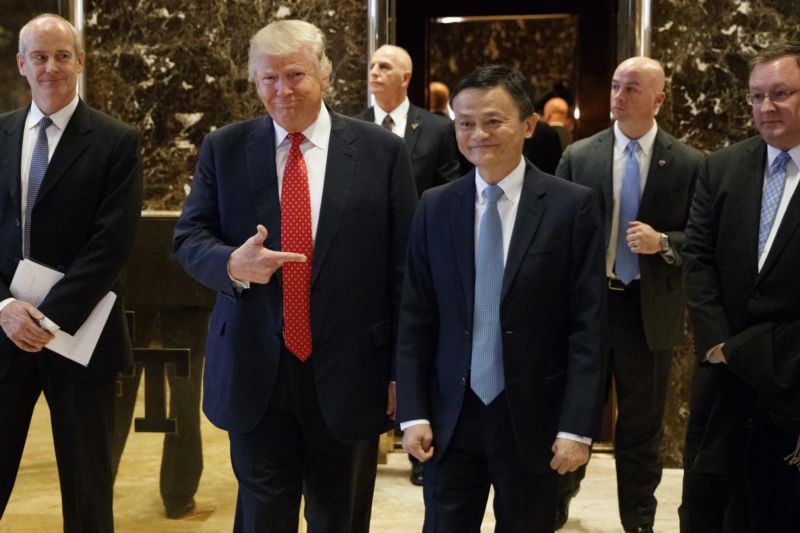 Donald Trump (vlevo) a Jack Ma.
