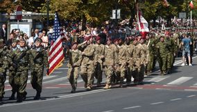 Američtí a kanadští vojáci během přehlídky ve Varšavě.