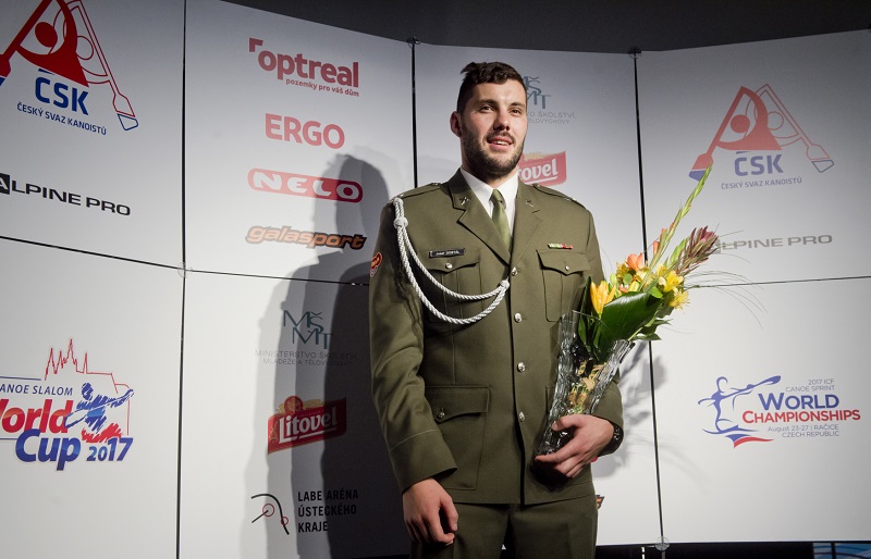 Český kajakář Josef Dostál při vyhlášení nejlepšího kanoisty roku 2016.