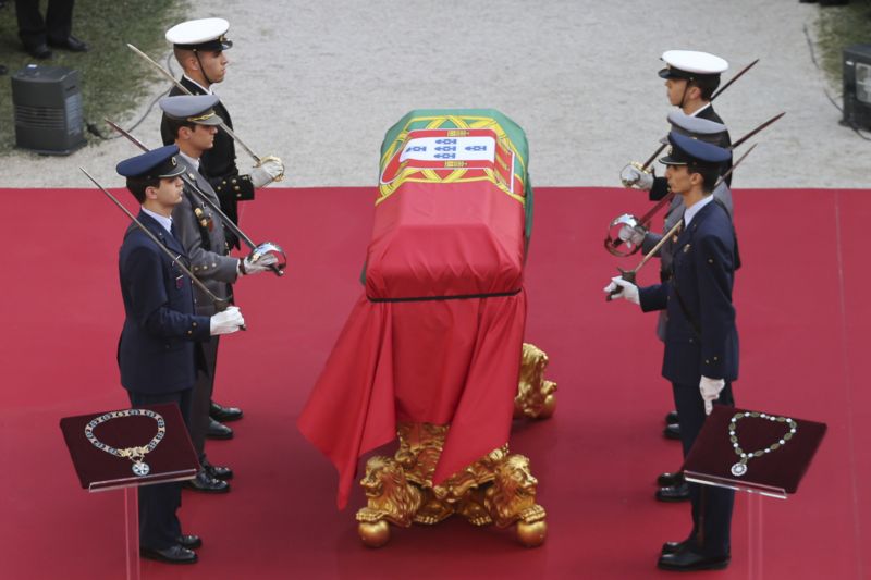 Tisíce Portugalců se rozloučily s exprezidentem Soaresem.