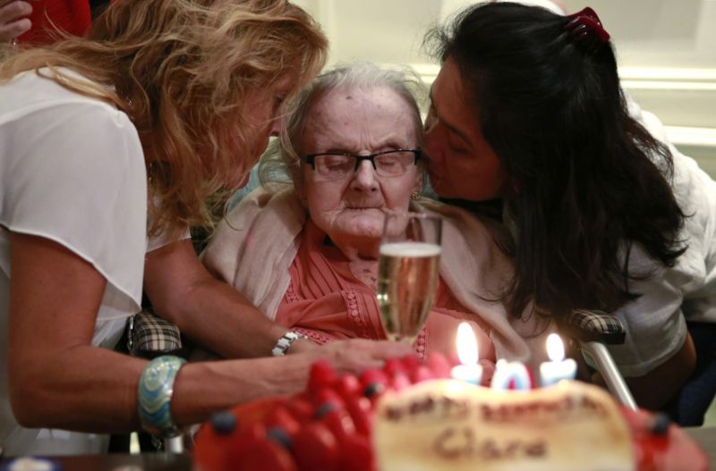 Ve věku 105 let zemřela slavná britská novinářka Hollingworthová.