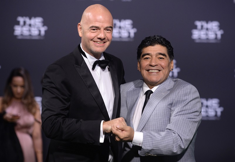Bývalý argentinský reprezentant Diego Maradona a italský předseda fotbalového svazu FIFA Gianni Infantino.