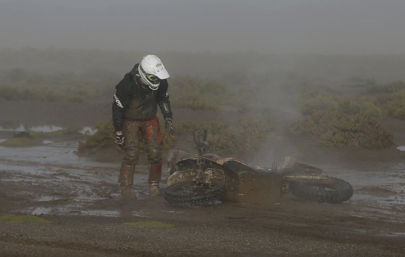 Účastníky Rally Dakar trápí počasí.