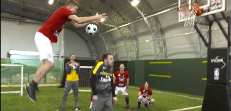 Úžasné kousky předváděli hráči Arsenalu společně s Dunking Devils.