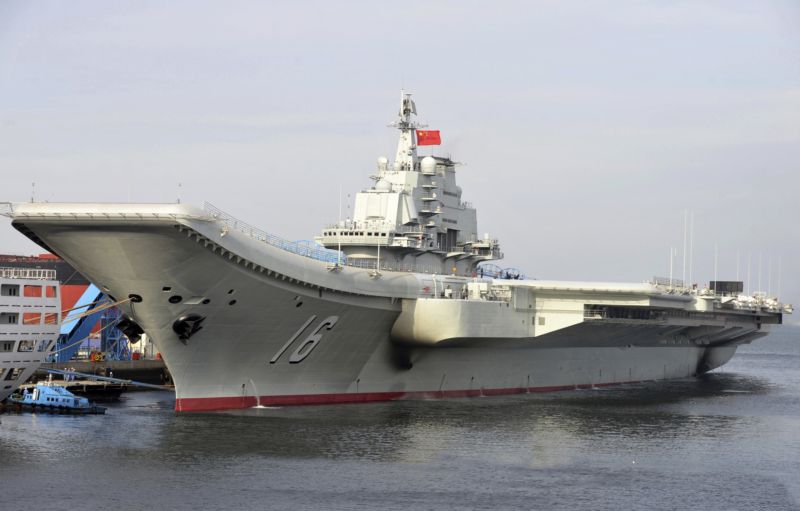 Čínská letadlová loď Liaoning.