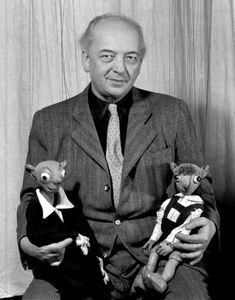Josef Skupa, legenda moderního českého loutkového divadla, je spojován nejčastěji s postavičkami Spejbla a Hurvínka.
