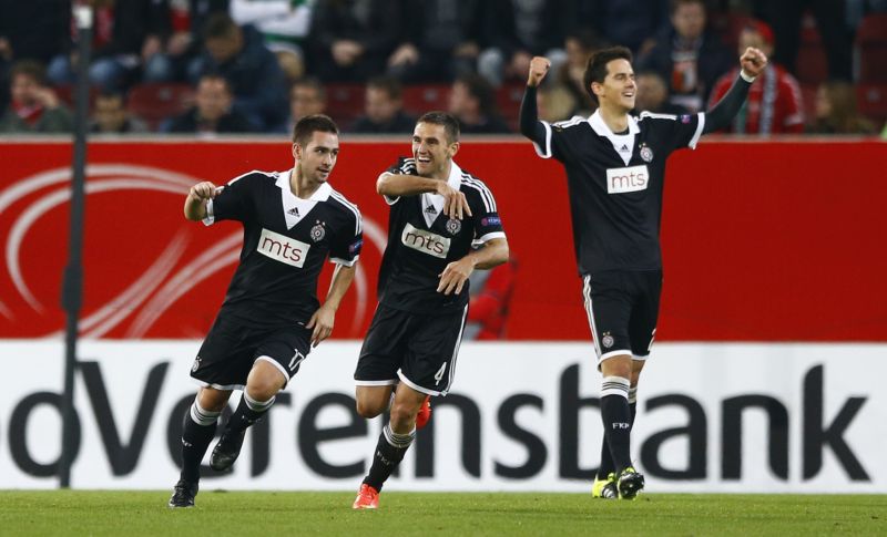 Hráči Partizanu slaví gól, na další v pohárech si počkají tři roky.