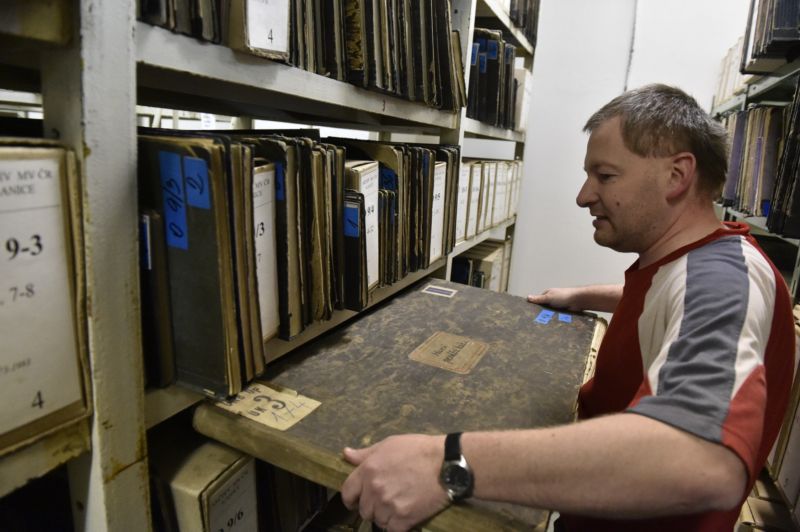 Na snímku je archivář Josef Vávra v archivu bezpečnostních složek v katastru obce Kanice u Brna.