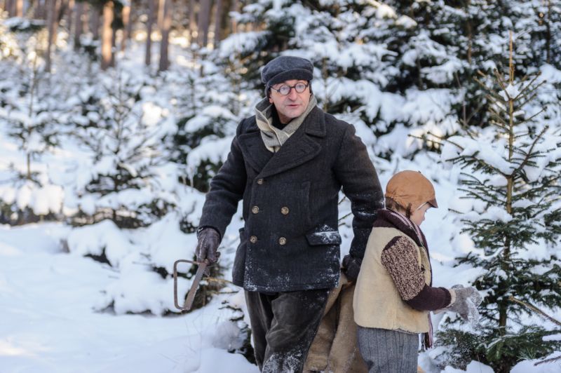 Ve filmu tatínek (Ondřej Vetchý) jde se synem Edou krást do lesa stromek.