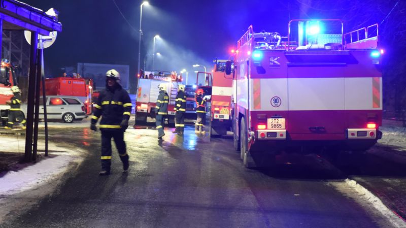 Hořela rozsáhlá budova složená z několika hal.