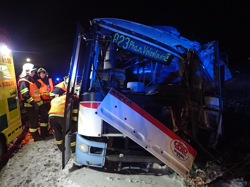 Nehoda autobusu u Středokluk.