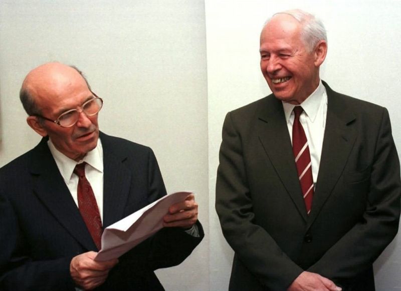 Předseda Spolku slovenských spisovatelů Vincent Šikula (zleva) a překladatel Emil Charous.