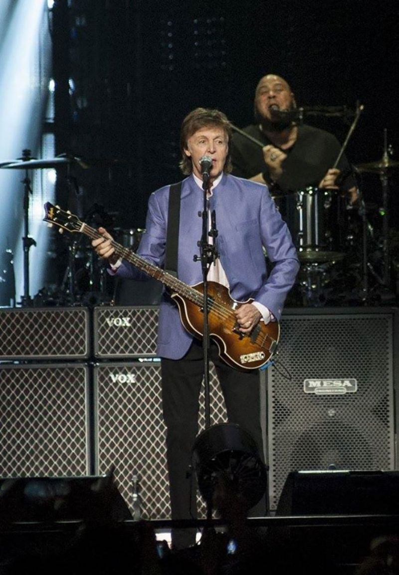 Paul McCartney při vystoupení v O2 aréně.