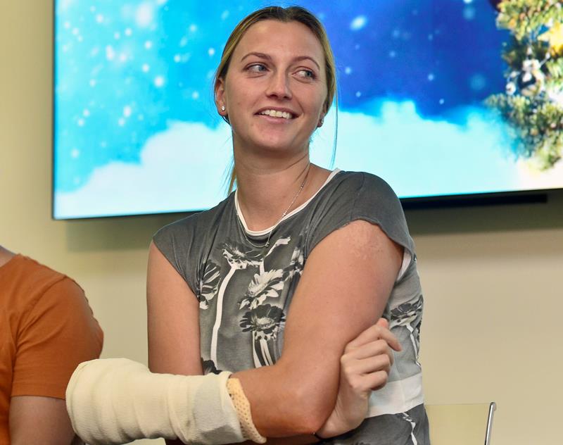 Vážné zranění prstů Petry Kvitové se hojí dobře, česká tenistka už je bez stehů a rehabilituje. Oznámila to na svém facebookovém profilu.