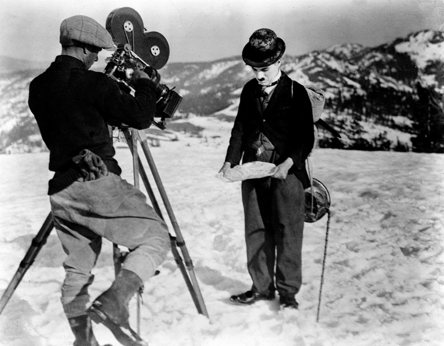 Charlie Chaplin na archivním snímku při natáčení filmu.