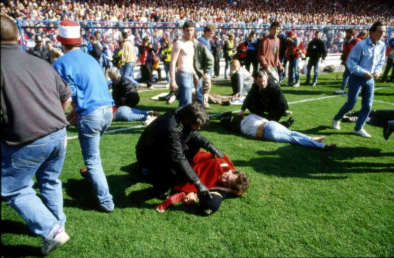 Chaos na trávníku na stadionu Hillsborough, kde se v roce 1989 stala největší tragédie v historii britského sportu.