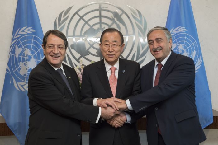 Mustafa Akinci a Nikos Anastasiadis s Ban Ki-moonem.
