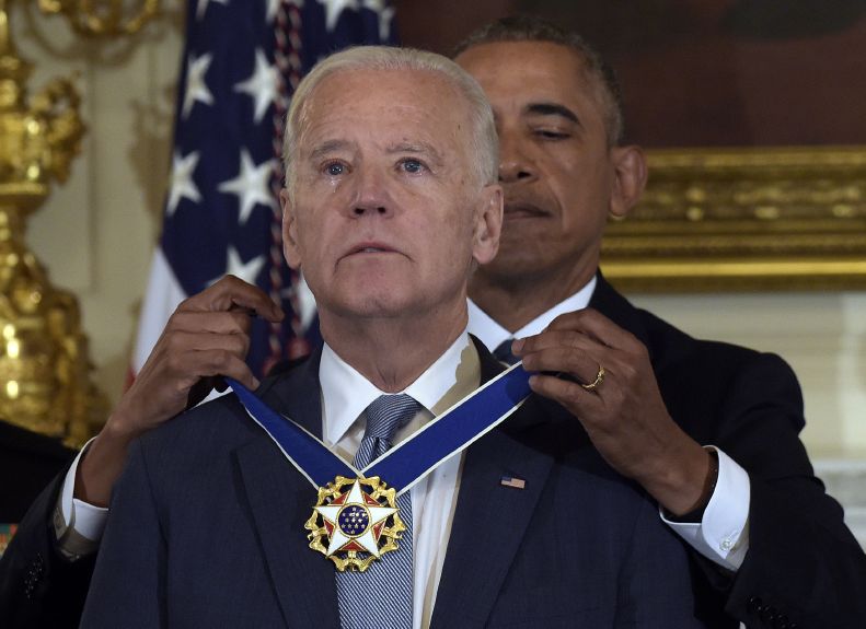 Joe Biden a Barack Obama při slavnostním ceremoniálu.