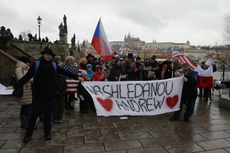 V Praze se lidé loučili s velvyslancem USA. 