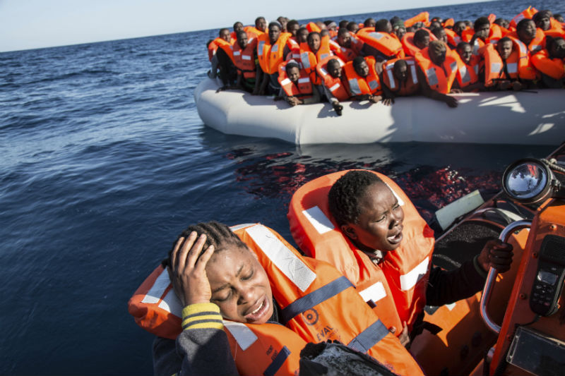 Ve Středozemním moři ztroskotala loď s více než stovku migrantů.