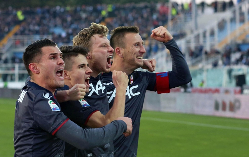 Fotbalisté Bologni měli po zápase v Crotone důvod k radosti.
