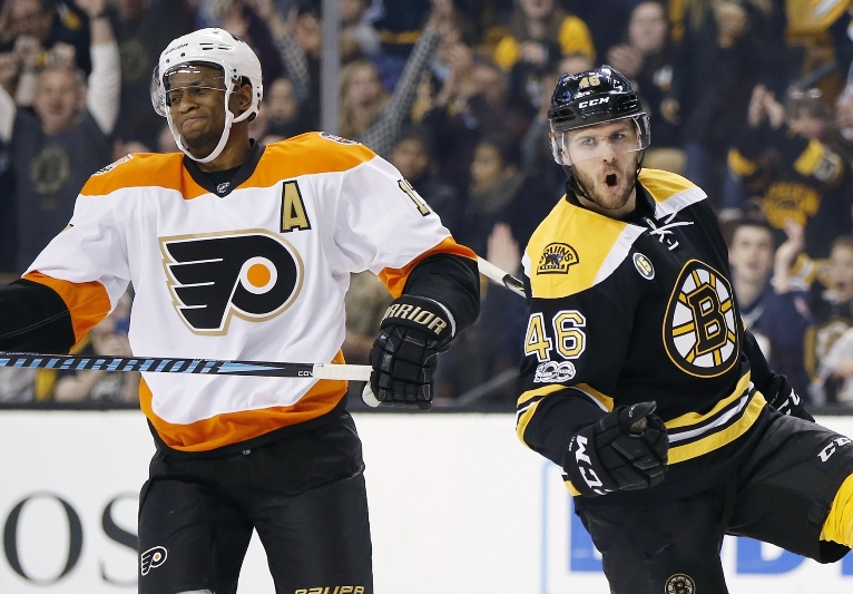David Krejčí dosáhl jubilejního pětistého bodu v NHL a pomohl Bostonu k výhře nad Philadelphií.