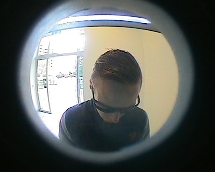 Možný pachatel při výběru z bankomatu. 