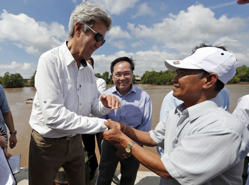 John Kerry a Vo Van Tan.