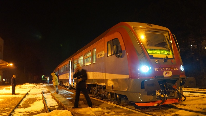 Srbský vlak mířící do Kosova. 