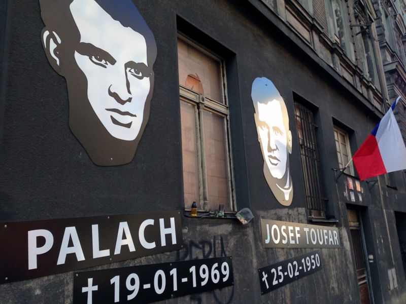 Jan Palach a Josef Toufar na štítu domu.