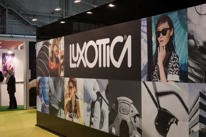 Italský výrobce brýlí Luxottica.