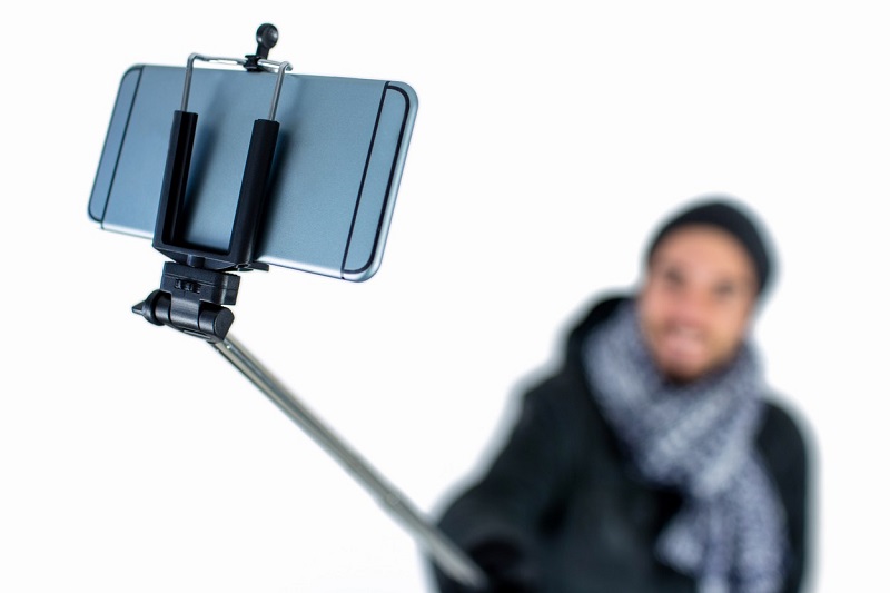 Pohřby a svatby v kostele často narušují turisté s fotoaparátem na selfie tyči.