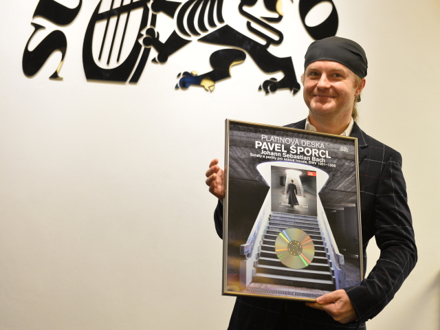 Houslista Pavel Šporcl převzal 25. ledna 2016 v Praze Platinovou desku Supraphonu za album Sonáty a partity pro sólové housle Johanna Sebastiana Bacha.