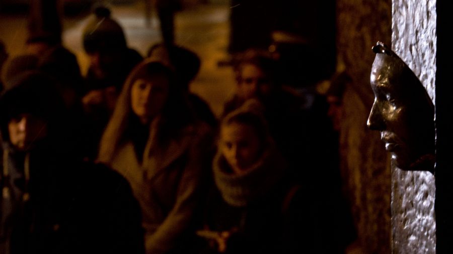 Zástupci Univerzity Karlovy a studentů si při pietním aktu u pražské filozofické fakulty připomněli 16. ledna čin Jana Palacha, který se před 48 lety upálil na protest proti okupaci Československa a následnému vývoji situace v zemi.