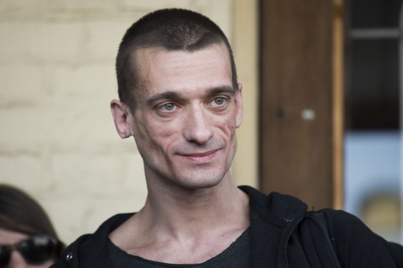 Umělec Pavlenskij prchá z Ruska, chce žádat ve Francii o azyl.
