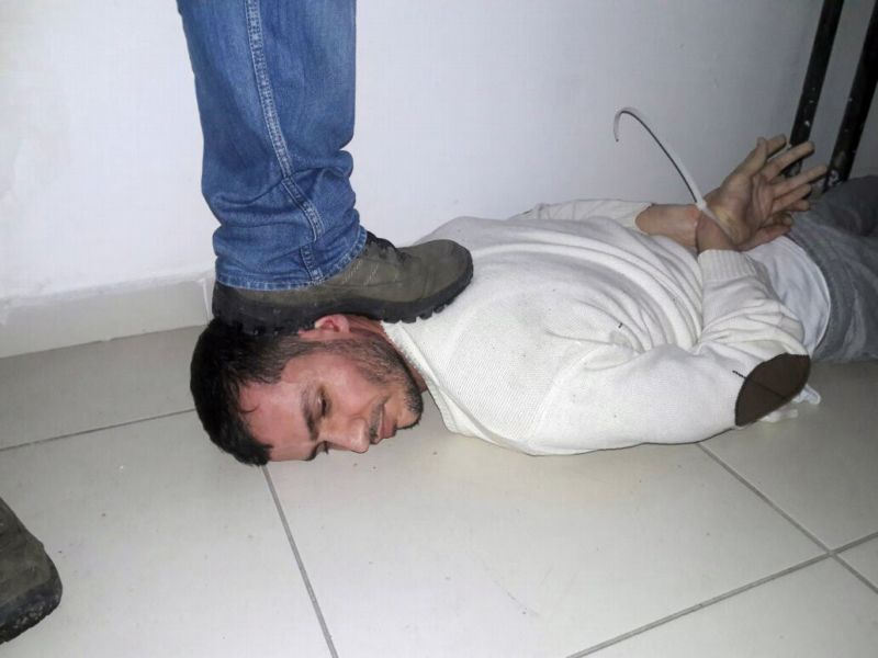 Abdulgadir Mašaripov při zatýkání.