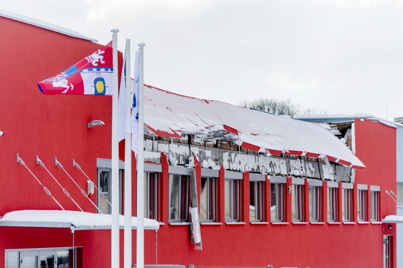 Zřícená střecha sportovní haly v České Třebové.