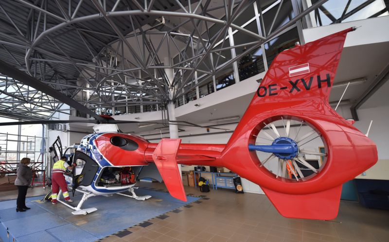 Záchranářský vrtulník musel po vzletu nouzově přistát.