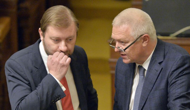 Předseda poslaneckého klubu ČSSD Roman Sklenák (vlevo) a předseda poslaneckého klubu hnutí ANO Jaroslav Faltýnek.