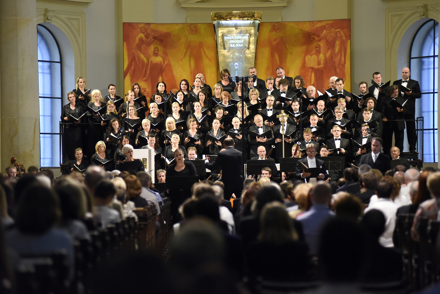 Český filharmonický sbor Brno pod taktovkou Rolanda Kluttiga.