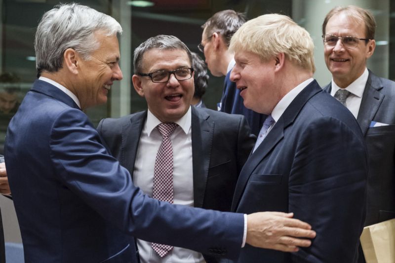 Zleva: belgický ministr zahraničí Didier Reynders, český ministr Lubomír Zaorálek a britský šéf diplomacie Boris Johnson.