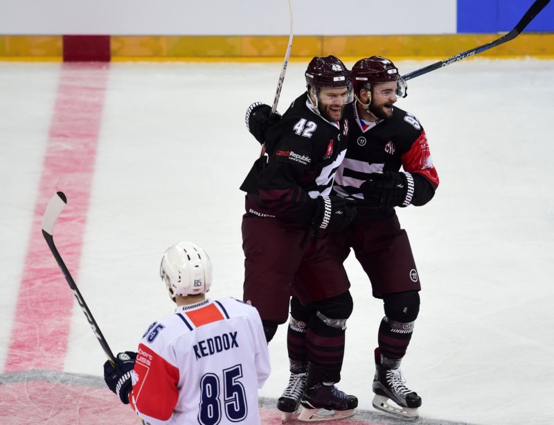 Michal Barinka v utkání semifinále hokejové Ligy mistrů.